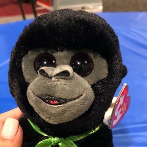 Meet your Posher, Larissa